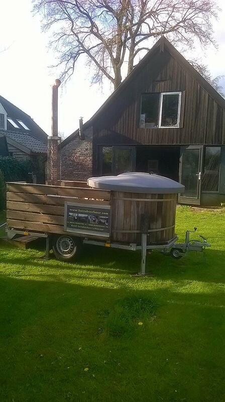 Vaste hottub op aanhanger voor een houten schuur